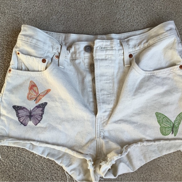 Levi's Pants - Levi’s 501 shorts. Off white/butterflies  29 W  100% cotton